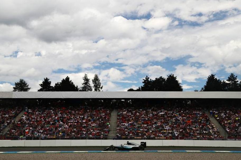 Lewis Hamilton sfreccia sull&#39;Hockhenheimring. Epa